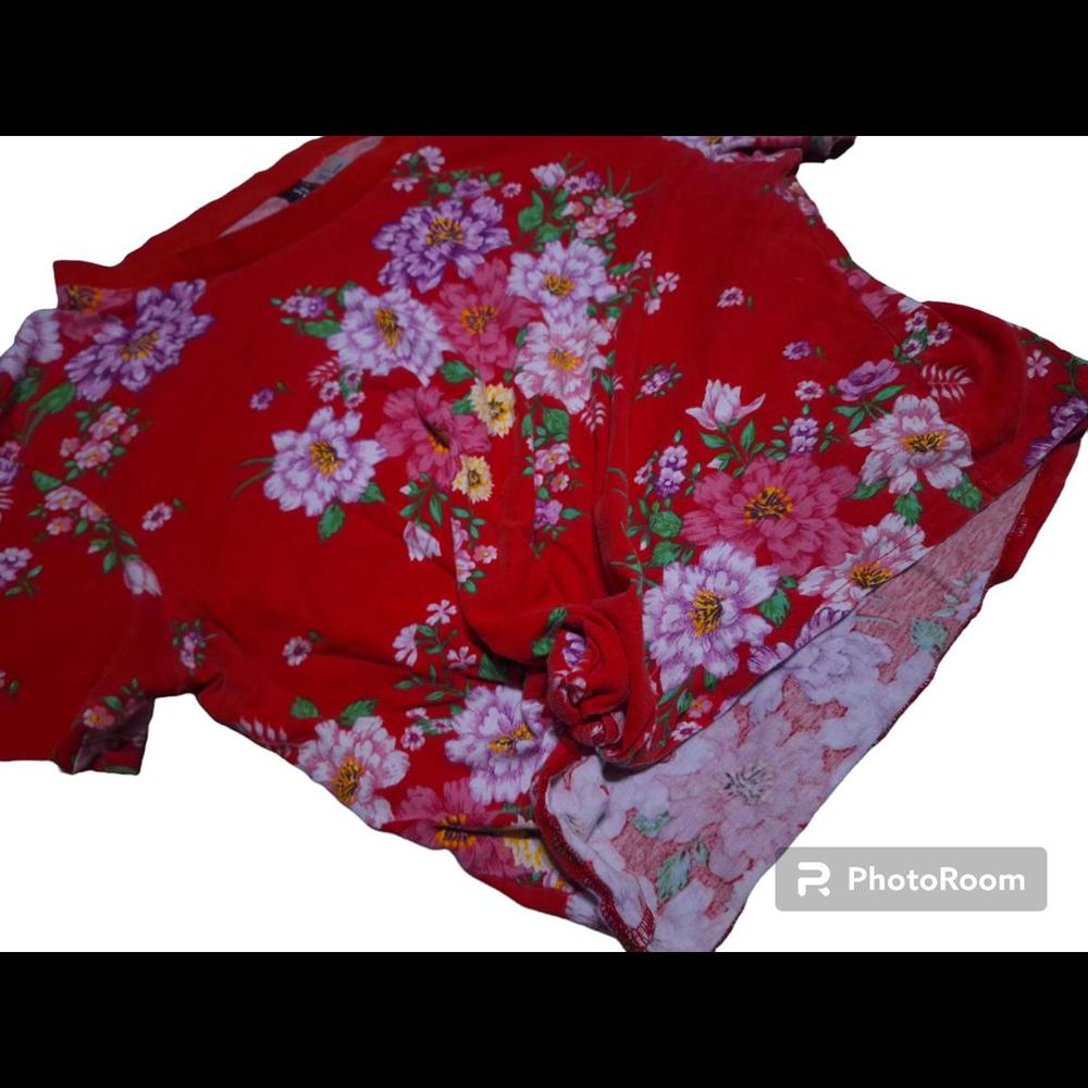 NWOT DIVIDED  Brand Small Red Floral Casual Crop Tee!!